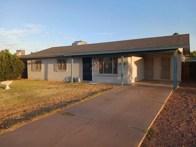 Building Photo - Amazing 3 Bedroom 2 Bath home in Tempe