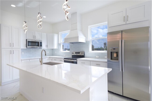 Building Photo - 2561 Sunniland Blvd