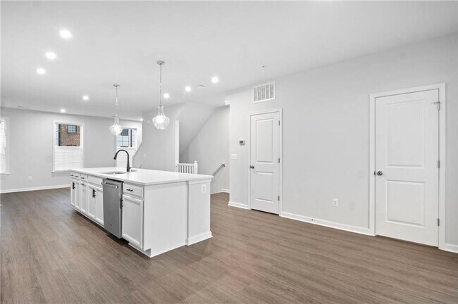 Building Photo - New 3 bed 2.5 bath Townhouse/Condo -Midlot...