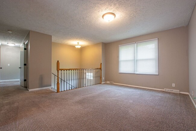 Building Photo - Split Entry 3 Bedroom / 1.5 Bath Home