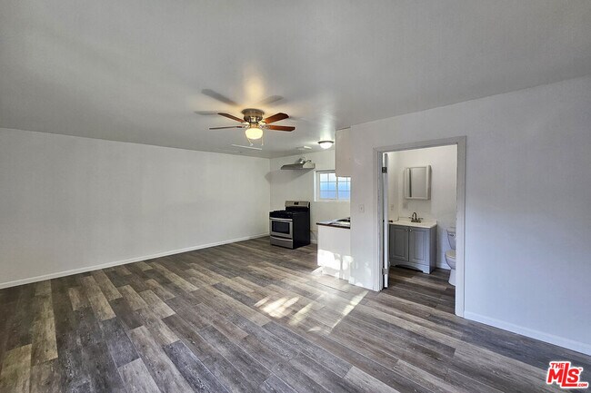 Foto del edificio - 19759 Roscoe Blvd