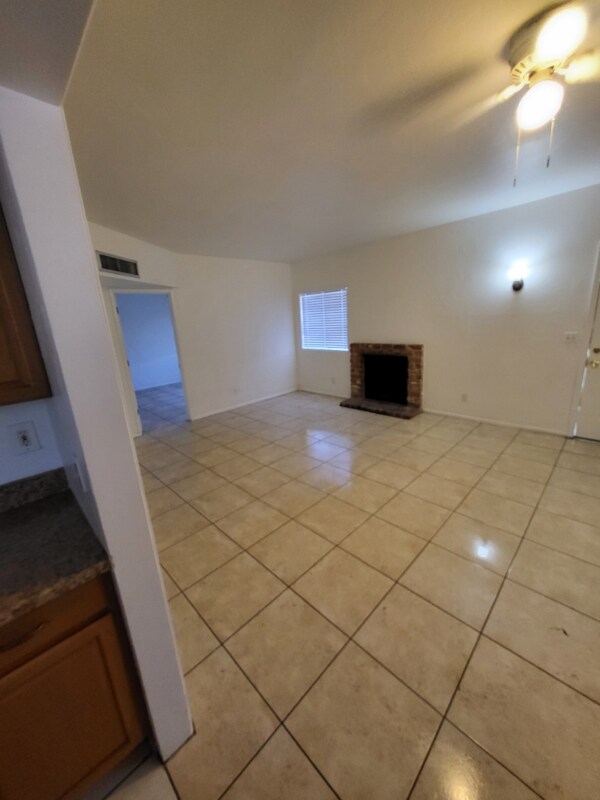 Foto del edificio - 2341 N Dodge Blvd