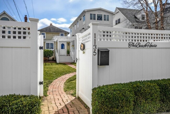 Building Photo - 1135 Fairfield Beach Rd