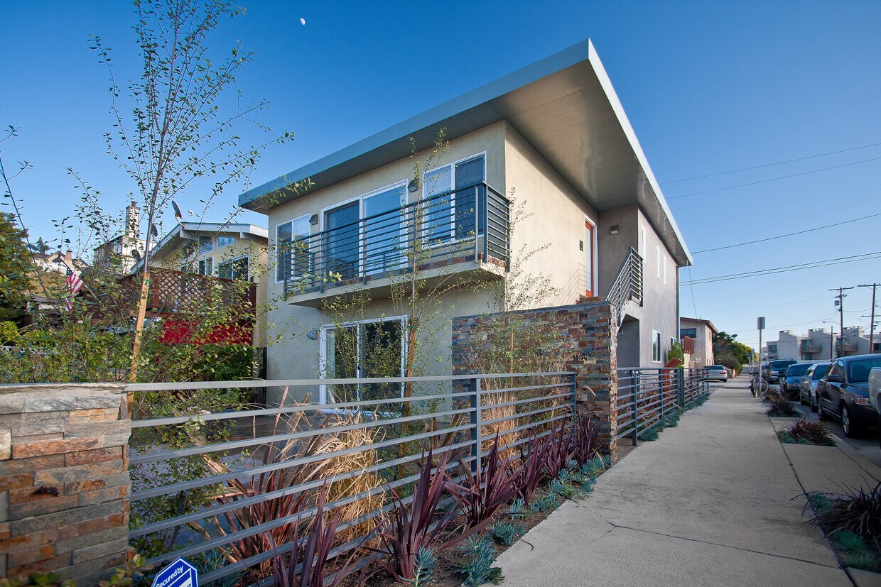 Primary Photo - 100 Rees St