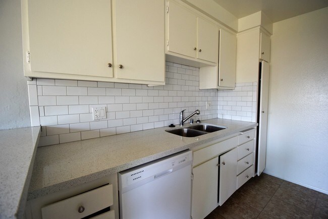 Foto del edificio - 4930 Whitsett Ave