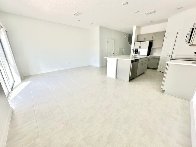 Building Photo - 15075 Ginetti St