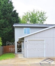 Building Photo - 1448 NE Thomas Ct