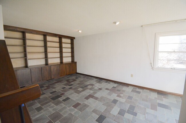 Building Photo - Character-Filled 3 Bedroom on Historic Pill Hill Available NOW!