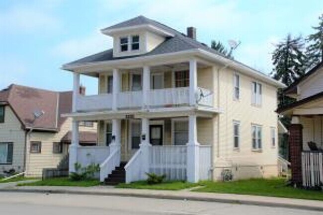 Building Photo - 2235 Racine St