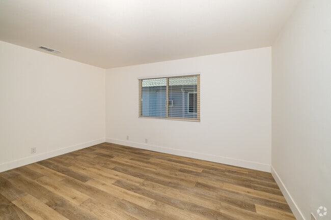 1BR, 1BA - 568SF - Living Room - Midtown Haven Apartments
