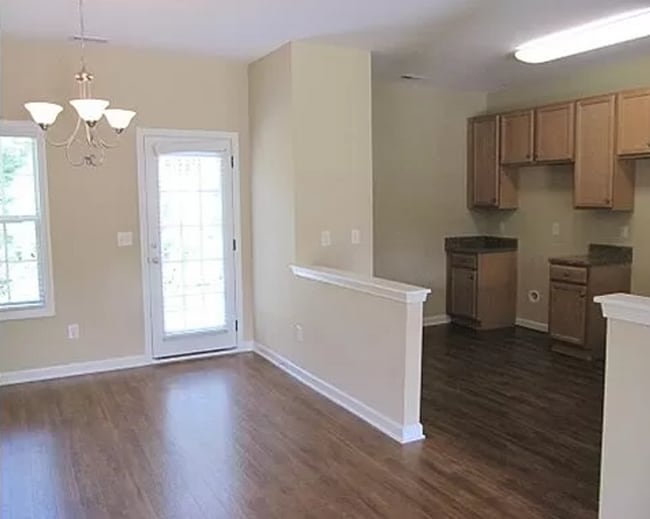 Foto del edificio - Lovely 3 Bedroom Townhouse in the desirable Addison Reserve Neighborhood of Raleigh