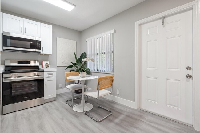 Nueva zona de comedor con estufa/cocina - 1350-1400 NE 5th Ter