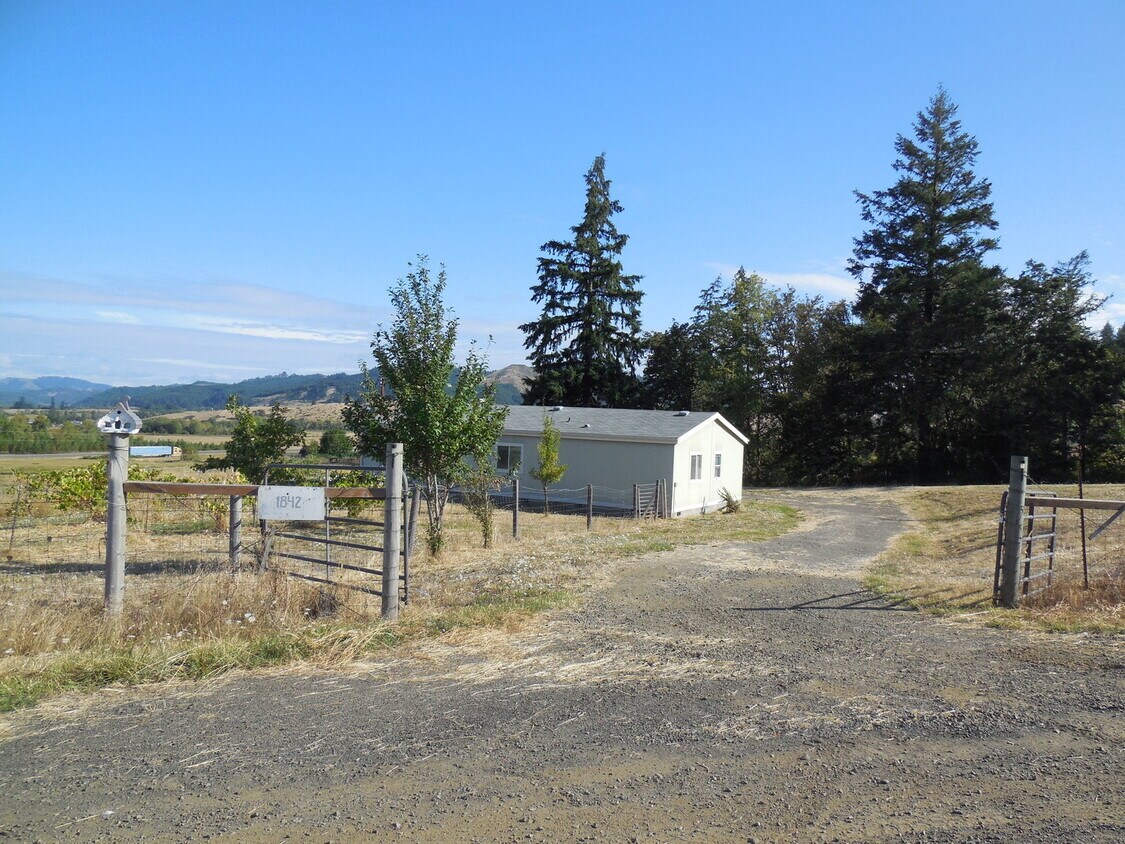 Foto principal - 3 Bedroom Home in Country Setting