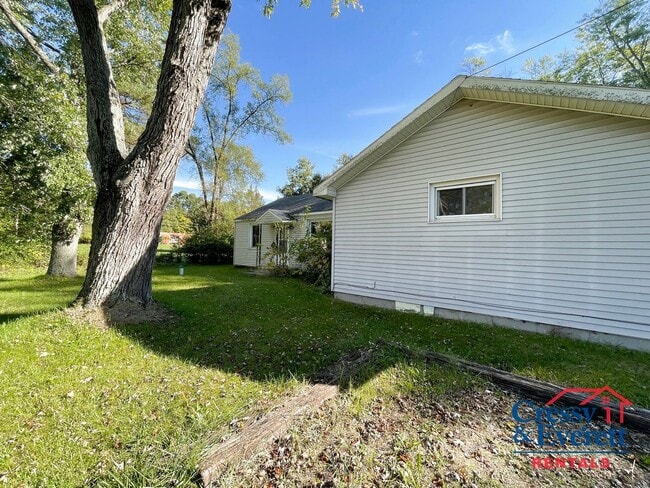 Building Photo - 4 Bedroom Rural Ranch