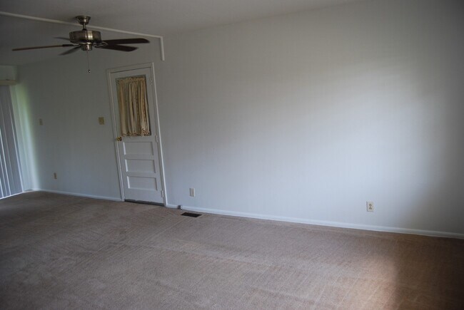 Foto del edificio - Beautiful 3 Bed, 1.5 Bath Home in the Hear...