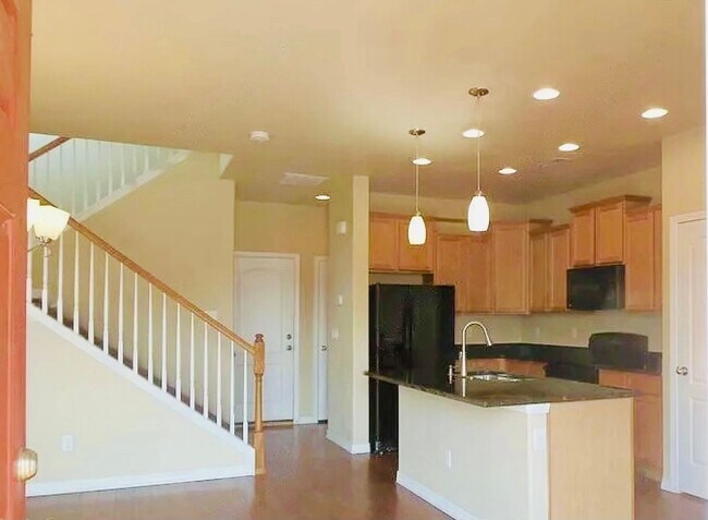 Foto del edificio - $500 off January rent !!! Two Story Town Home in Gold Hill Mesa