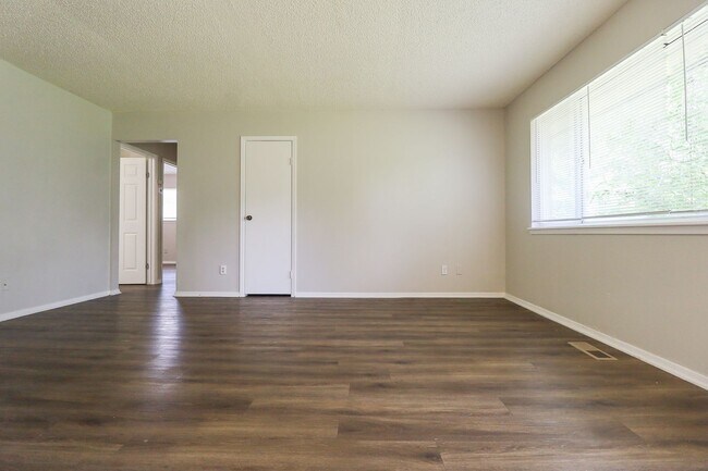 Foto del edificio - 3 Bed / 1 Bath in East Tulsa!