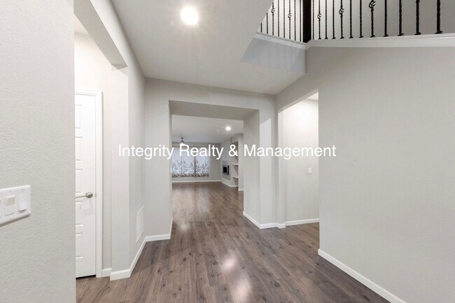 Foto del edificio - 3 Bed/2.5 Bath Townhome, 1999 sq ft, 2160 Meadows Blvd Unit A