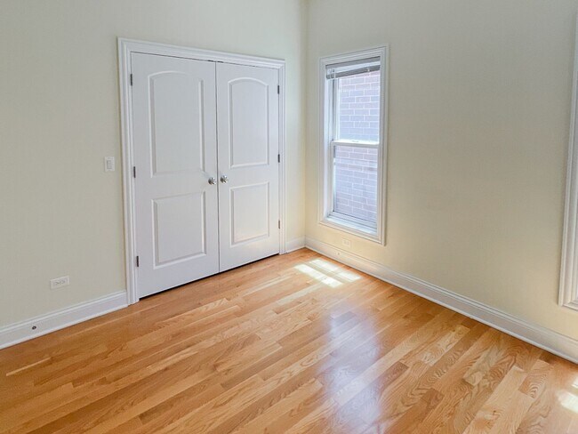 Foto del edificio - 2326 N Greenview Ave