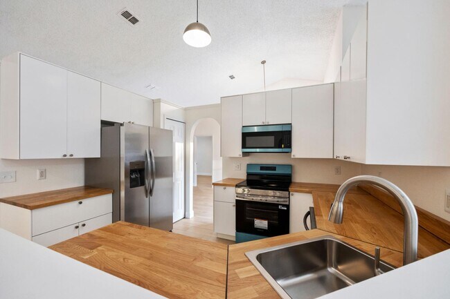 Foto del edificio - 320 Wisteria Ave NW