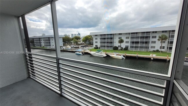 Foto del edificio - 3600 NE 170th St