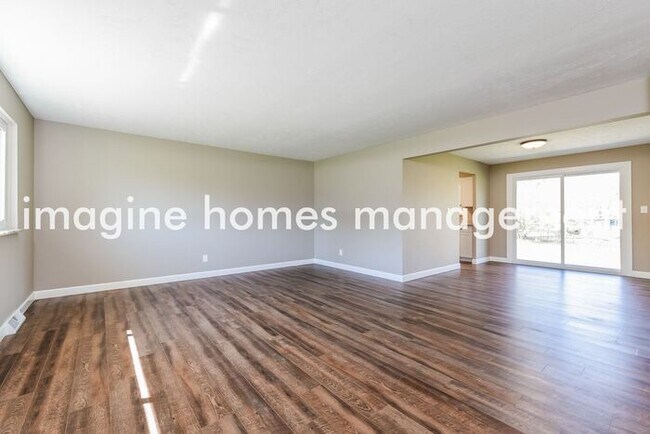 Foto del edificio - 5140 W Park Dr