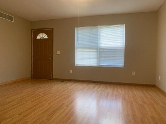 Foto del edificio - 7233 Bernard Ave