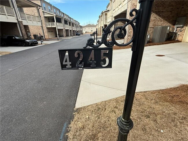 Foto del edificio - 4245 Essex Pond Wy