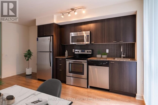 Photo du bâtiment - 775 King St W