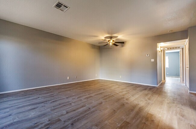 Foto del edificio - Downstairs Condo with Lots of Upgrades