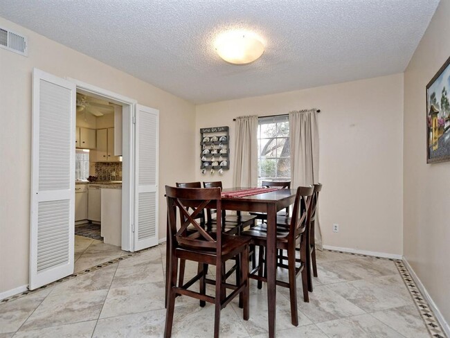 Building Photo - 8703 Westover Club Dr