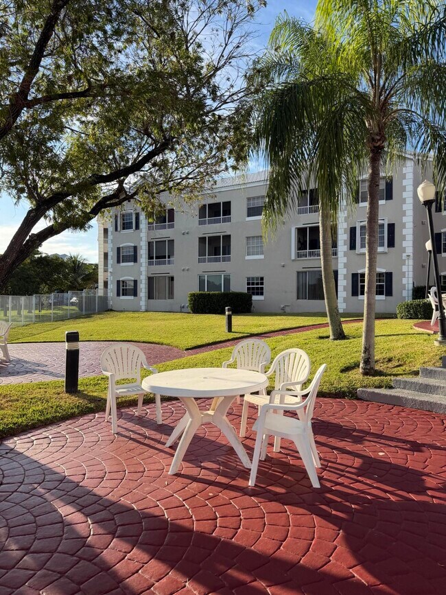 Foto del edificio - 2880 N Oakland Forest Dr