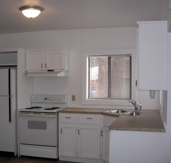 Foto del edificio - Charming 3-Bedroom, 1-Bathroom House in Northwest Bend, OR