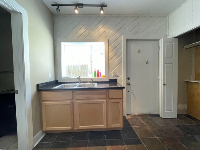 Foto del edificio - 933 E Front St