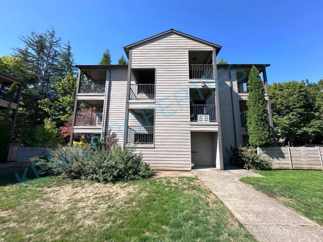 Foto principal - Charming 2-Bed Condo Retreat in Milwaukie ...