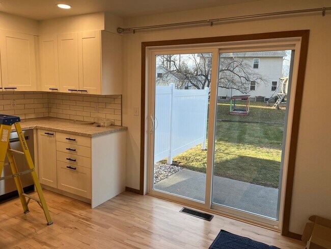 Building Photo - 644-646 Woodlawn Dr - Duplex