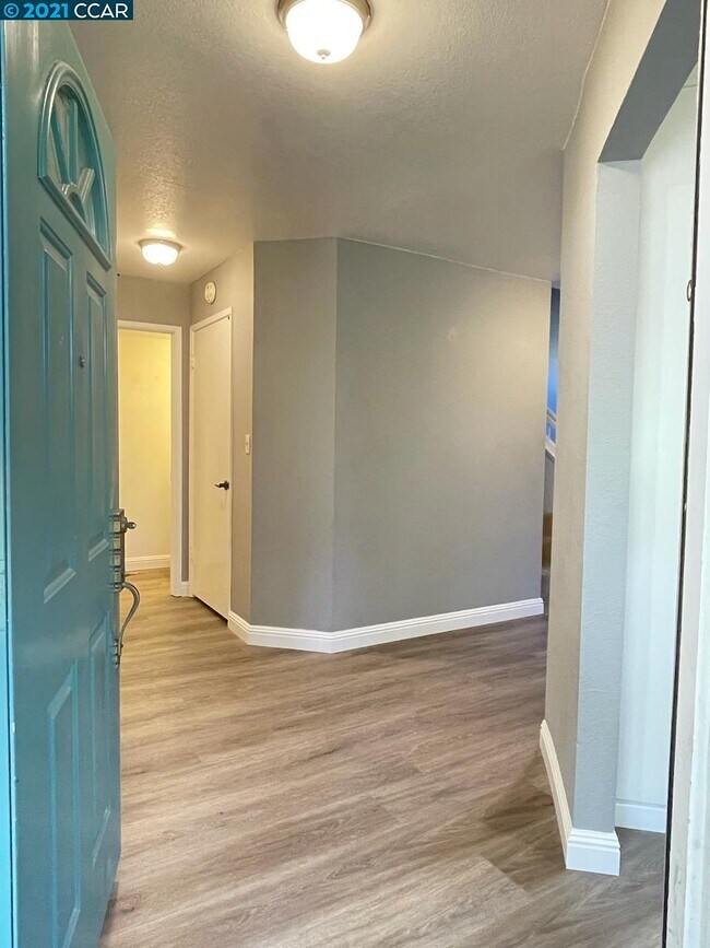 Building Photo - 1002 Pinehurst Ct