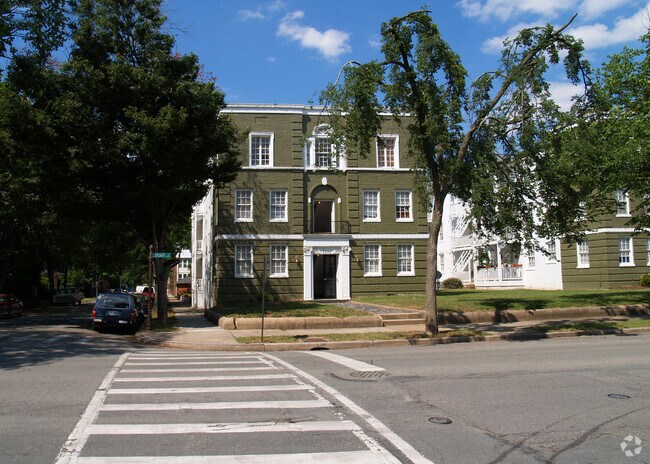 Foto del edificio - 3228 Stuart Ave