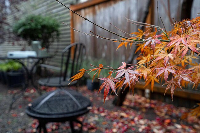 Building Photo - 1208 E Thomas St