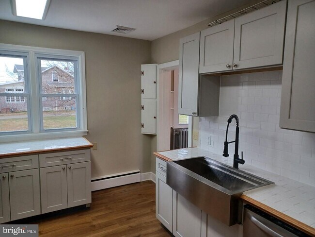 Building Photo - 316 W Trenton Ave