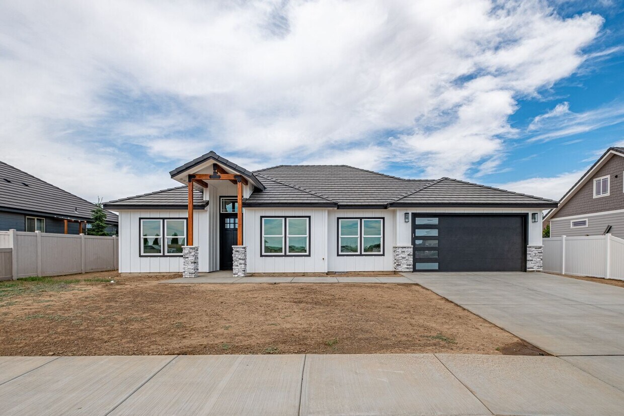 Primary Photo - Beautiful New Home for Rent in Quincy