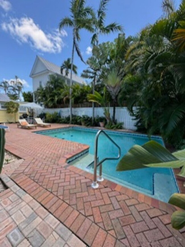 Foto del edificio - Old Town Cottage Ready for Move In!