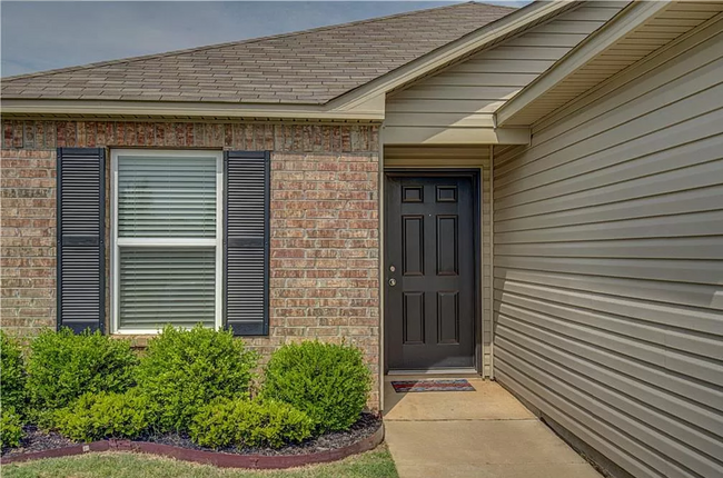 Building Photo - Charming 3-Bedroom, 2-Bath Home Near Lake ...