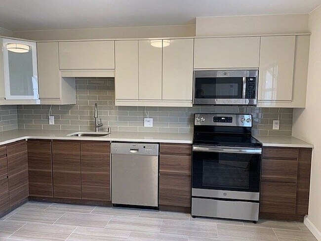 Photo - Modern Townhouse with Garage, Laundry in U...