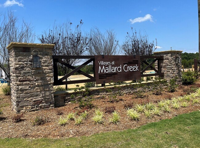 Foto del edificio - BEAUTIFUL 3BD/2.5BTH Townhome - MALLARD CREEK - MOVE IN SPECIAL