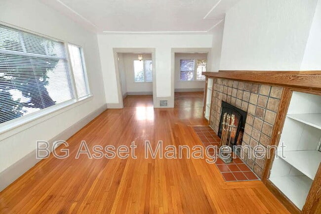 Foto del edificio - 3808 Lakeshore Ave