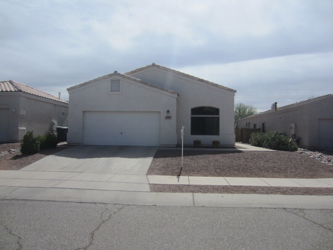 Foto principal - Attractive 3 Bed. 2 Ba. Home In Rita Ranch...