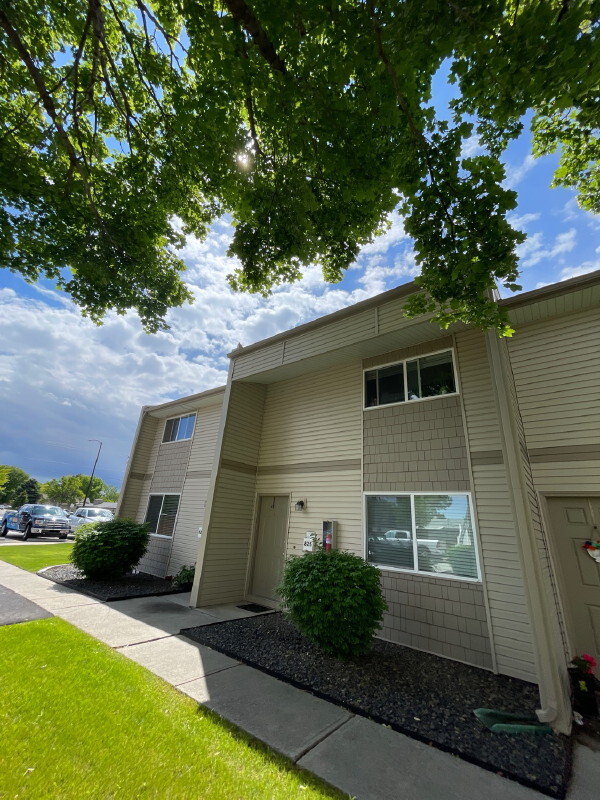 Building Photo - 825 S Cole Rd