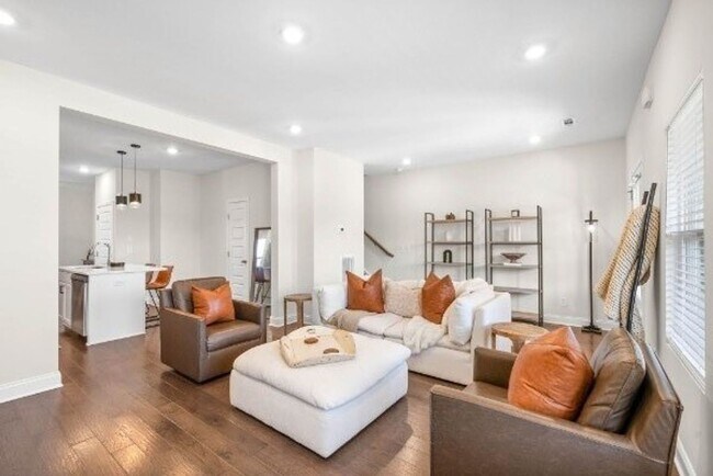 Foto del edificio - FOR LEASE- TOWNHOME IN THE PRESERVE AT BELLE POINTE!