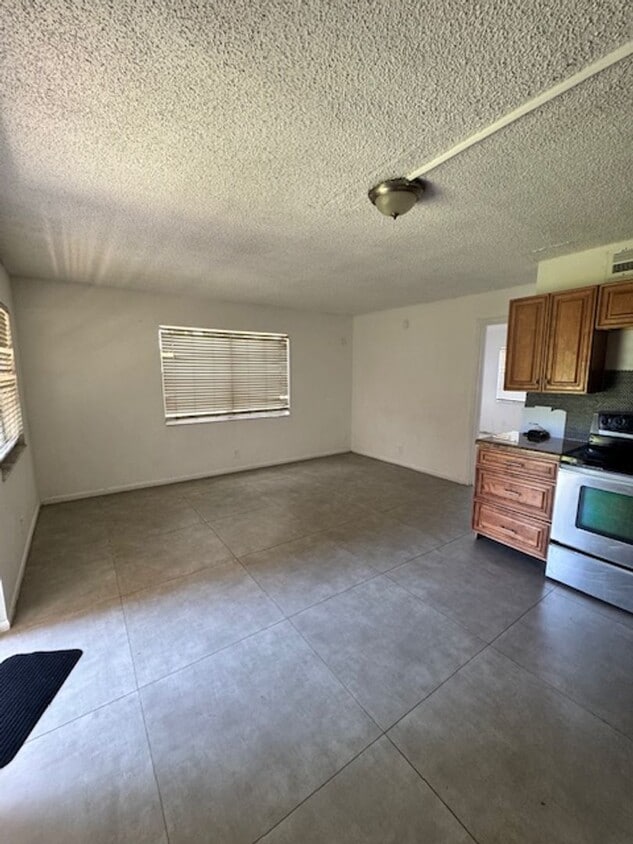 Building Photo - 95 NE 41st ,I-129 Oakland FL , 33334